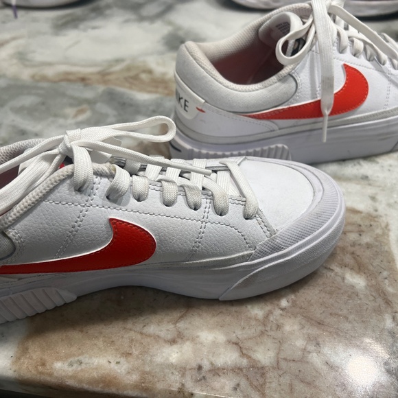 Women’s Nike - Picture 3 of 4